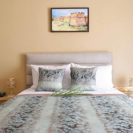 Golden Palms Guest House & Cafe فاماغوستا المظهر الخارجي الصورة