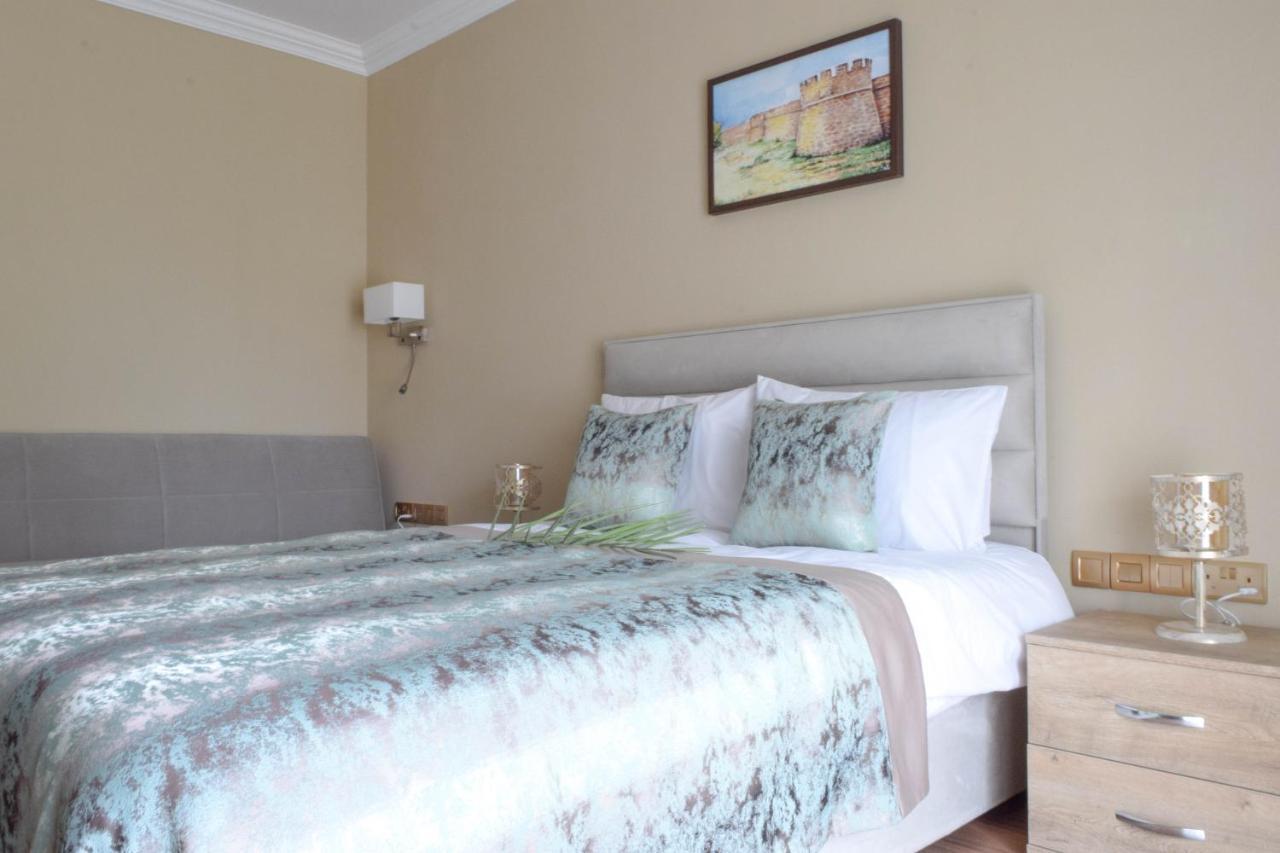 Golden Palms Guest House & Cafe فاماغوستا المظهر الخارجي الصورة