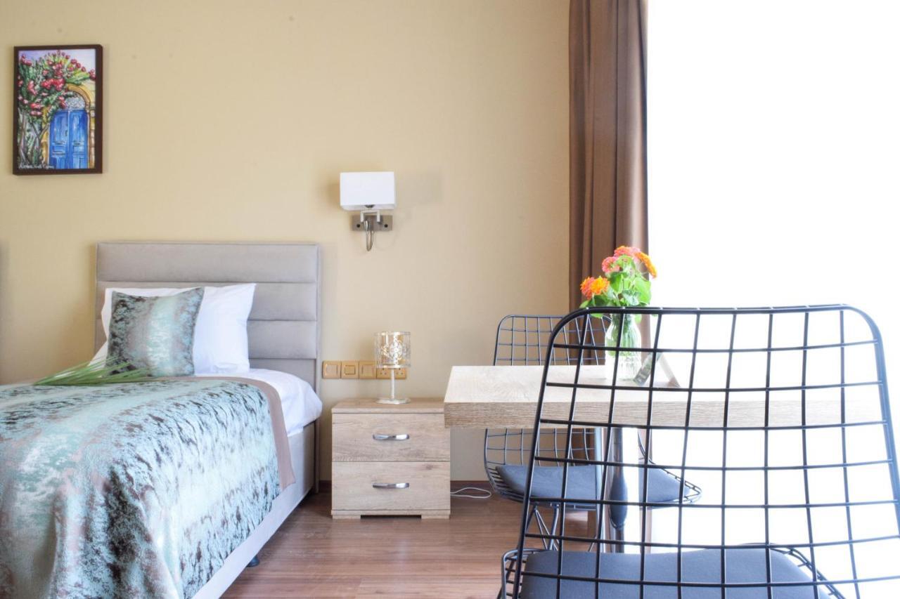 Golden Palms Guest House & Cafe فاماغوستا المظهر الخارجي الصورة