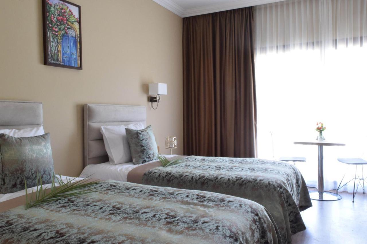 Golden Palms Guest House & Cafe فاماغوستا المظهر الخارجي الصورة