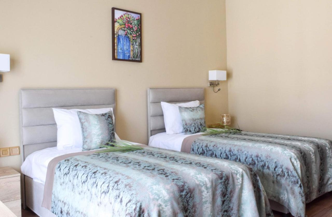 Golden Palms Guest House & Cafe فاماغوستا المظهر الخارجي الصورة