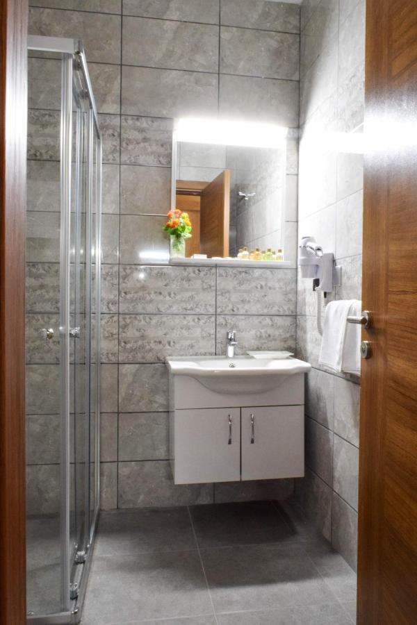 Golden Palms Guest House & Cafe فاماغوستا المظهر الخارجي الصورة