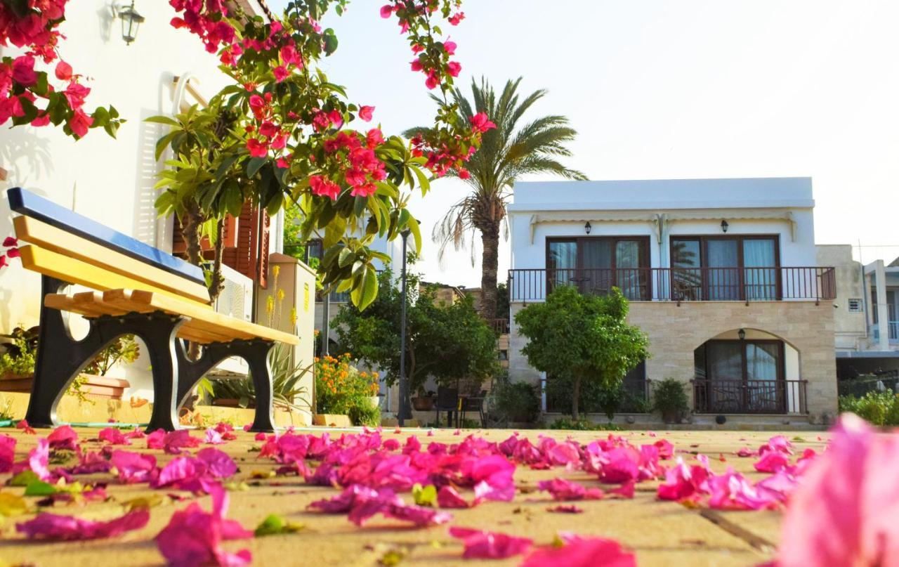Golden Palms Guest House & Cafe فاماغوستا المظهر الخارجي الصورة